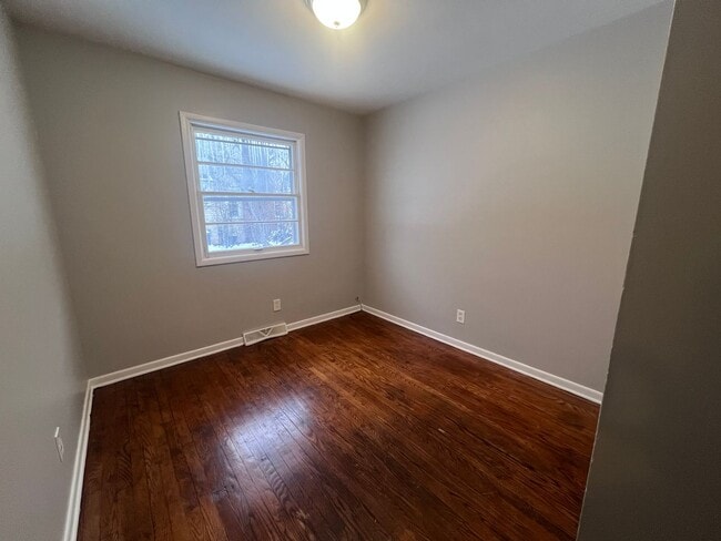 Building Photo - Two Bedroom Duplex on SE Side!