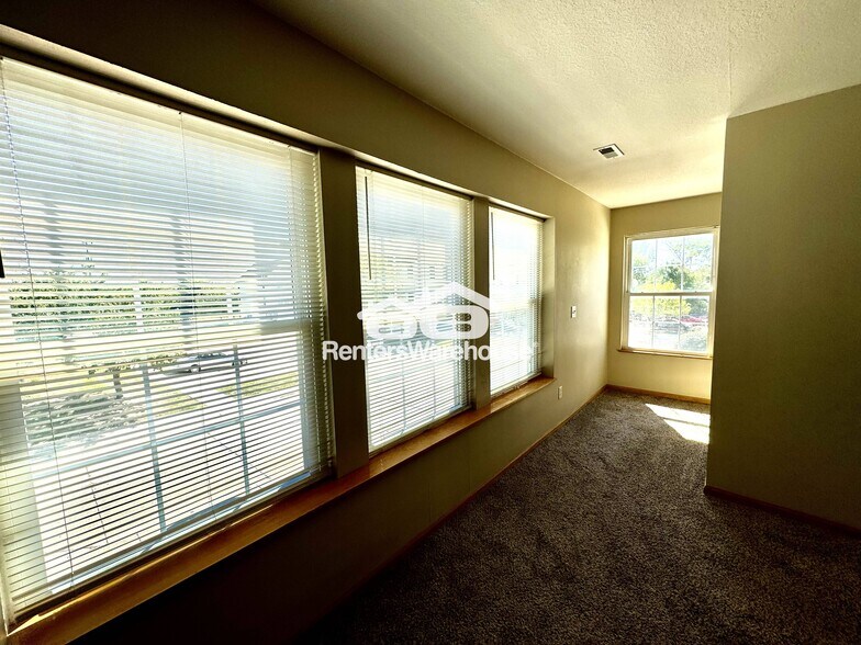 Building Photo - 1228 SE Village View Ln