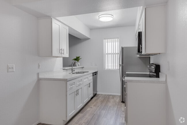 2BR, 2BA - 980SF - Kitchen - Papago Crossing