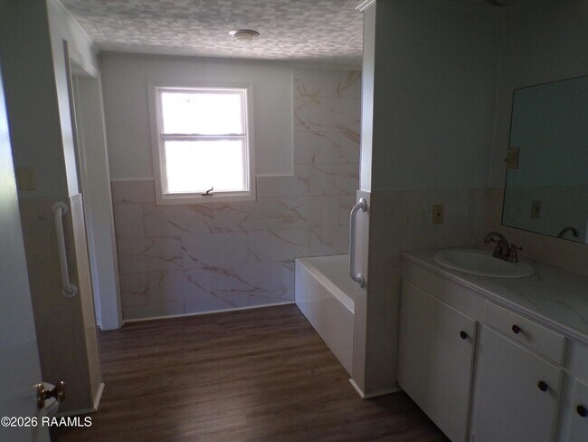 Building Photo - 208 Thoroughbred Dr