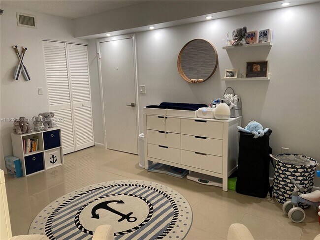 Building Photo - 540 Brickell Key Dr