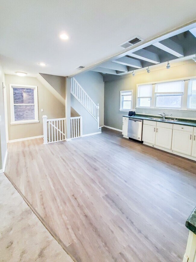 Building Photo - 708 E Warrington Ave