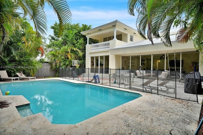 Building Photo - 5555 La Gorce Dr