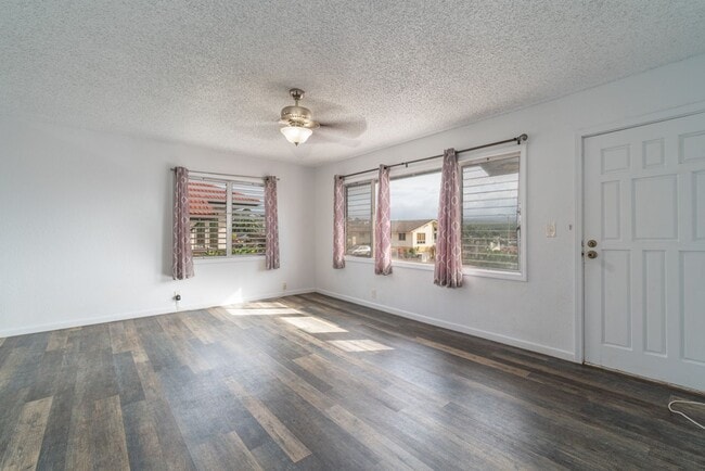 Building Photo - Fully remodeled, spacious 3BR/1.5BA/2PKG near Waikele