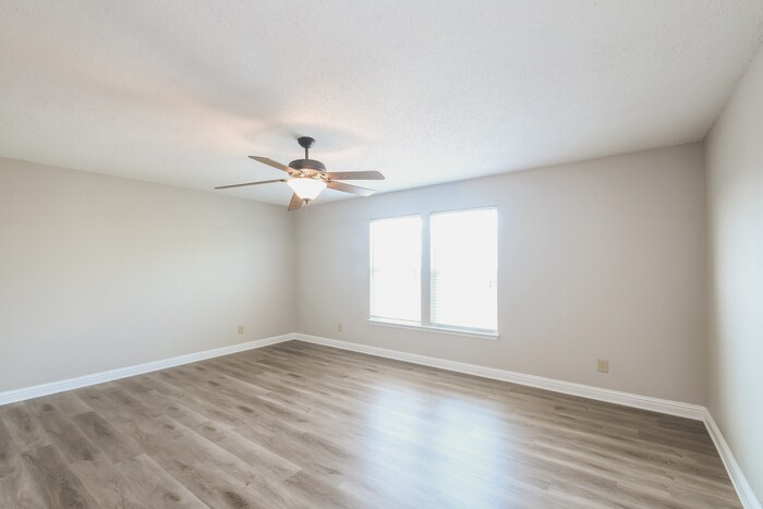 Building Photo - 7587 Charlotte Dr