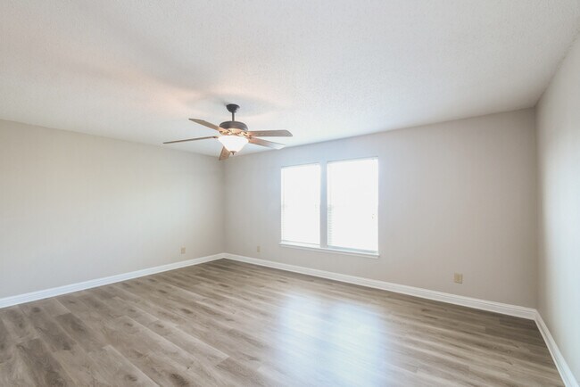 Building Photo - Ingalls 3-Bedroom with Expansive Living Space