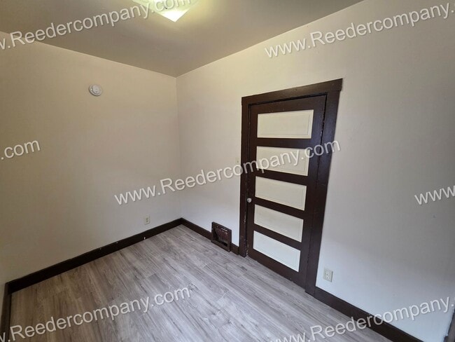 Building Photo - 3 bedroom house with brand new flooring