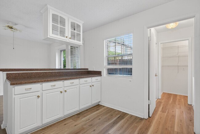Building Photo - Spacious & Exciting Townhome style Condo