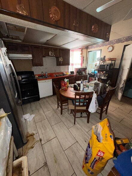 Building Photo - 3720 Manola Ave