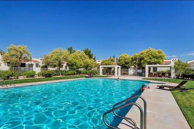 Building Photo - 2 Bedroom Townhouse in a Resort Style Community! All Utilities Included!