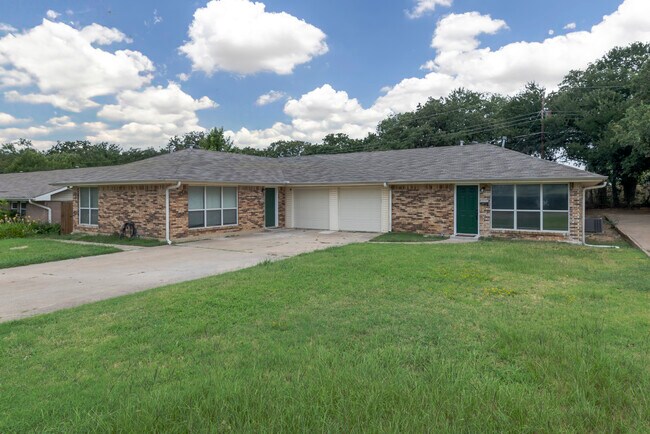 Building Photo - 1704 Kynette Dr