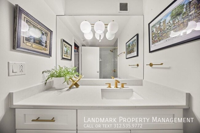 Building Photo - 1309 N Wells St