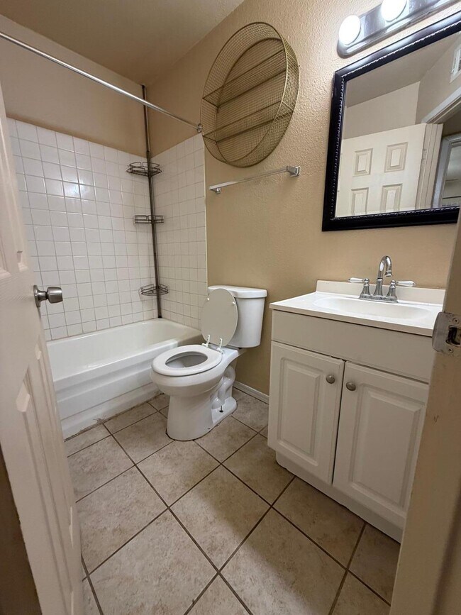 Building Photo - 1438 N Shill Dr