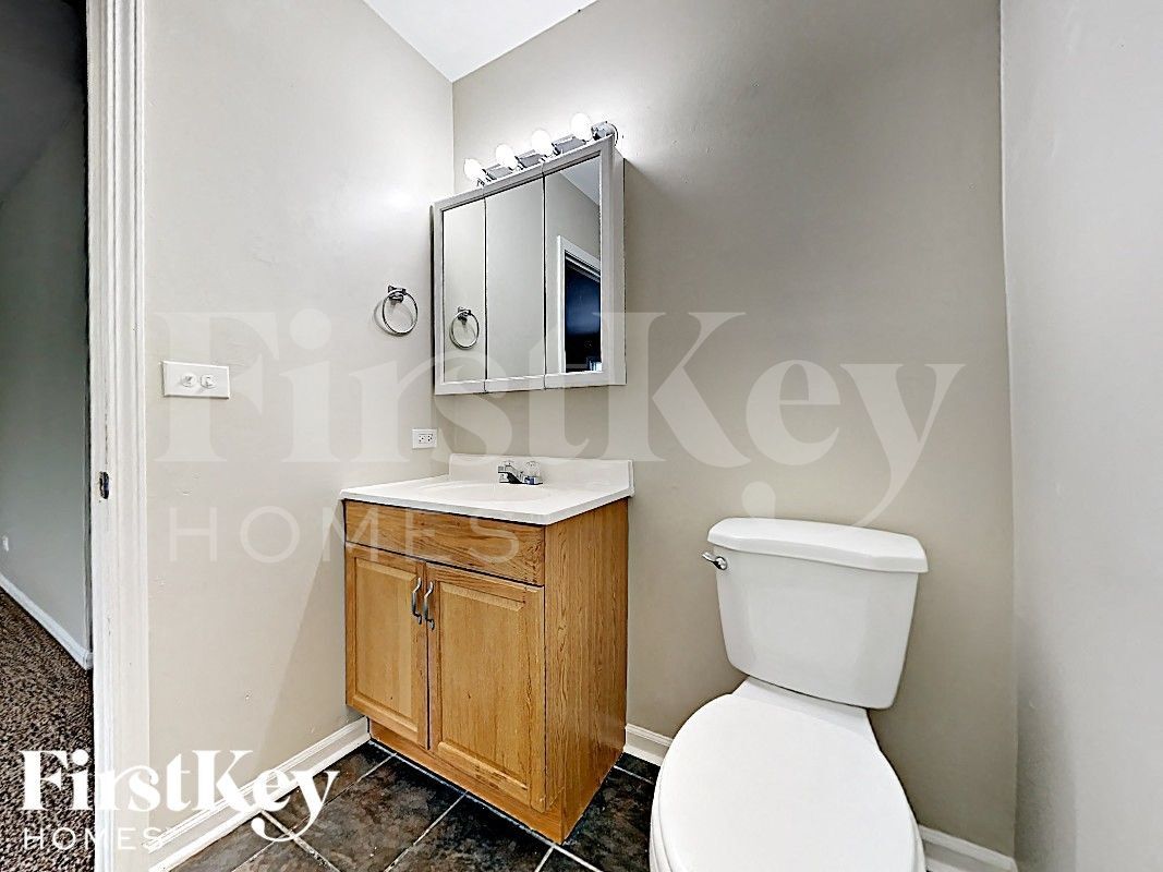 Building Photo - 42 Deerpath Rd