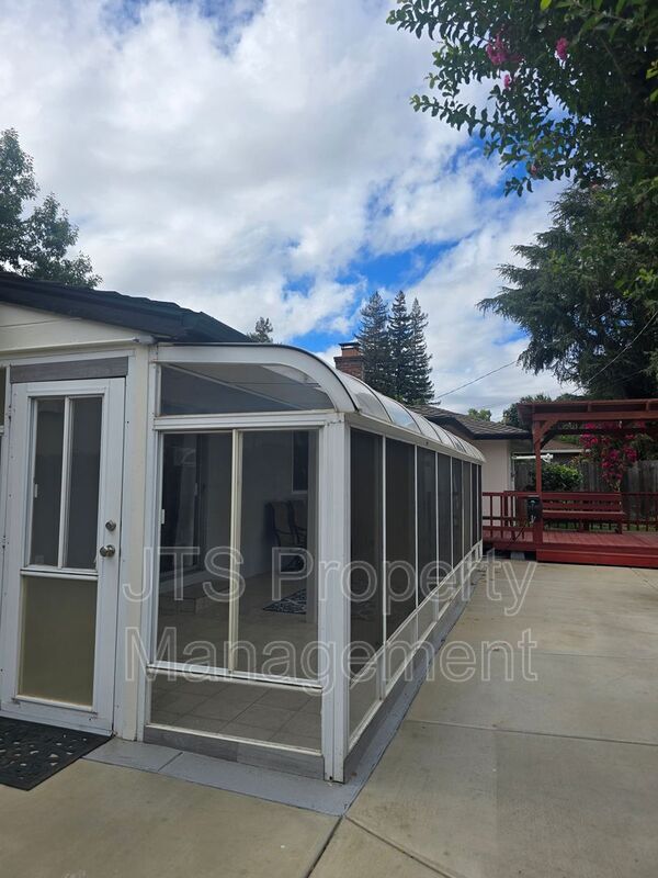 Building Photo - 1033 Woodshire Way