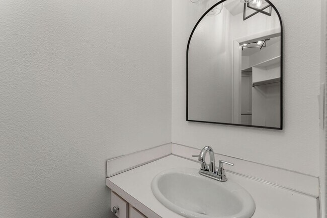 Building Photo - 4 Bedroom, 2.5 Bathroom in Lakeside Terrac...