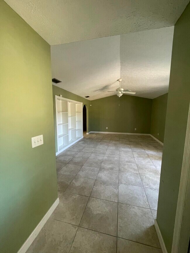 Building Photo - 2616 Newport Dr