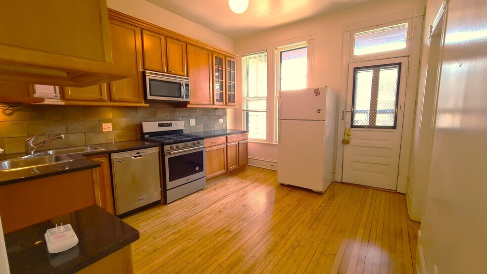 Building Photo - 833 W Newport Ave