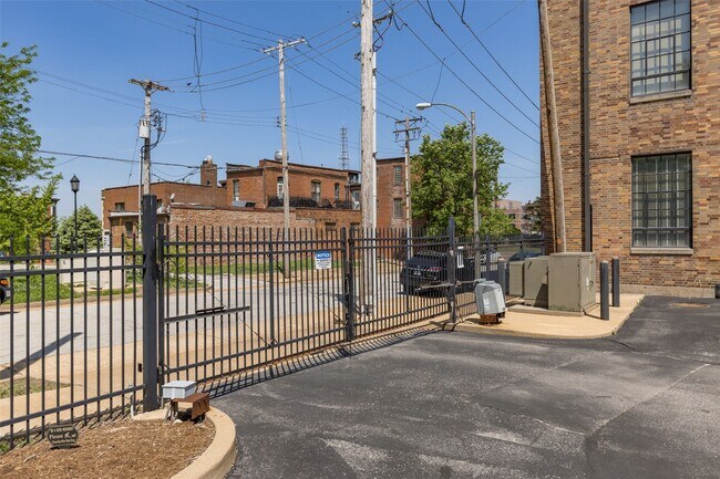 Building Photo - 1720 Chouteau Ave