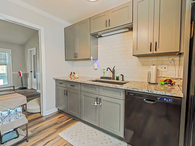 Building Photo - 3 Bed 2 Bath with a POOL in Martinez!