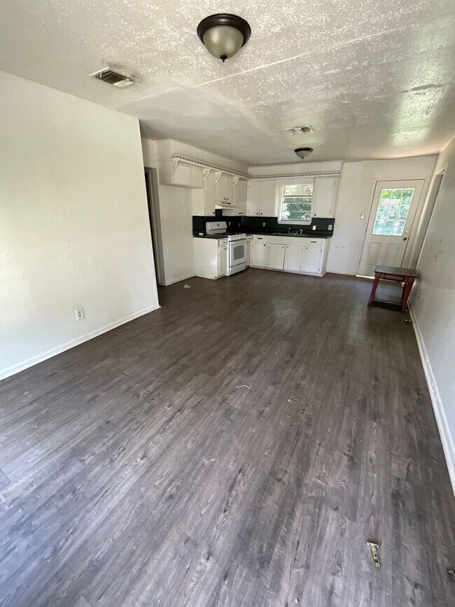 Building Photo - HOUSING SECTION 8 ONLY