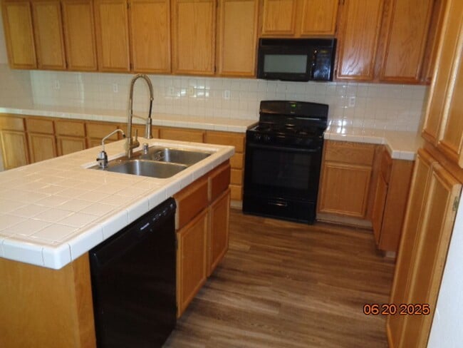 Building Photo - Spacious One Story in West Palmdale with 1...