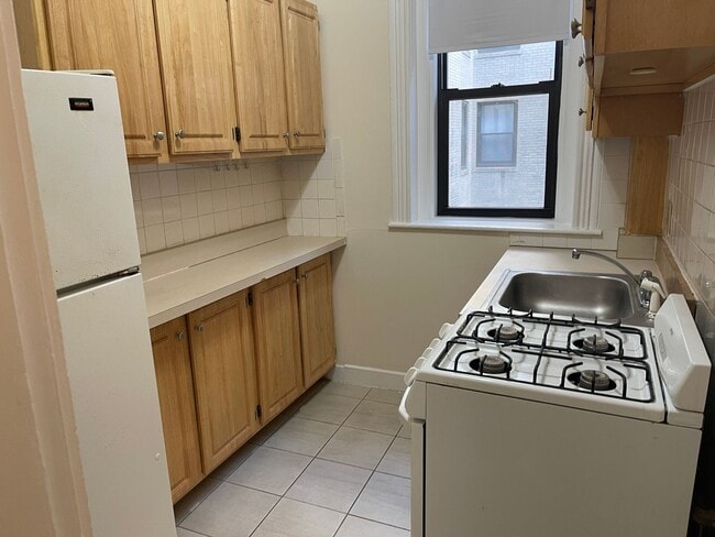 Building Photo - PACKARDS CORNER STUDIO WITH ALCOVE, Great ...