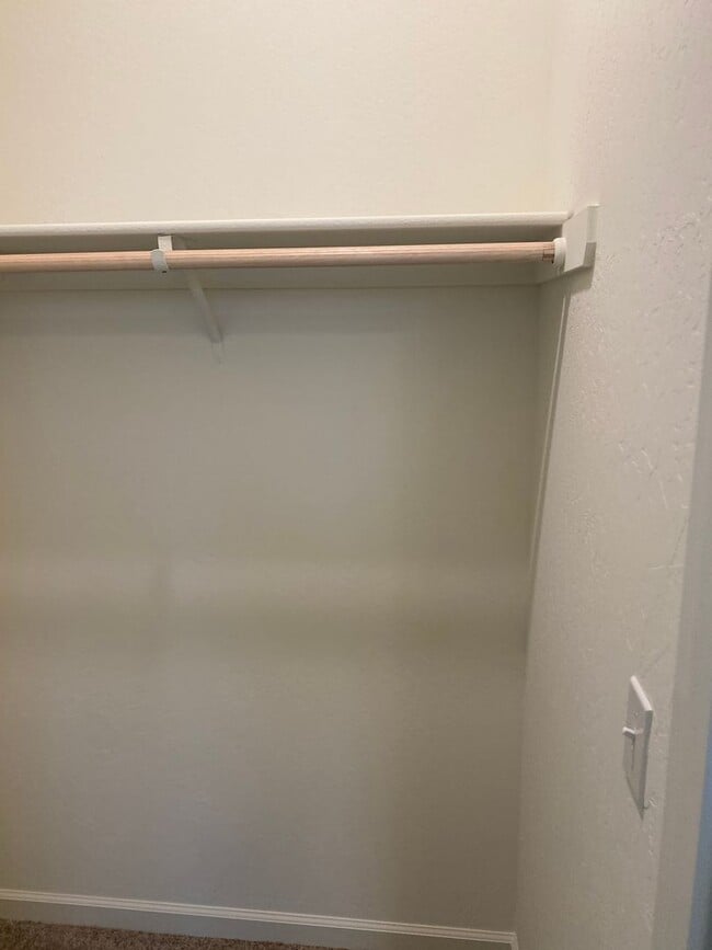 Building Photo - Newer 3 Bedroom 2 Bathroom Home in Tulare!