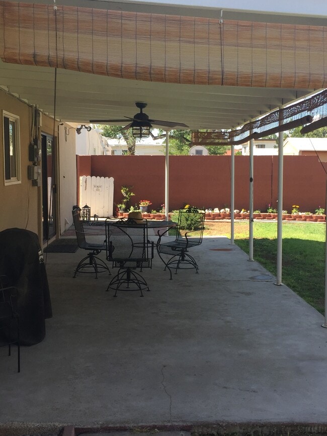 Building Photo - 709 Palomas Dr NE