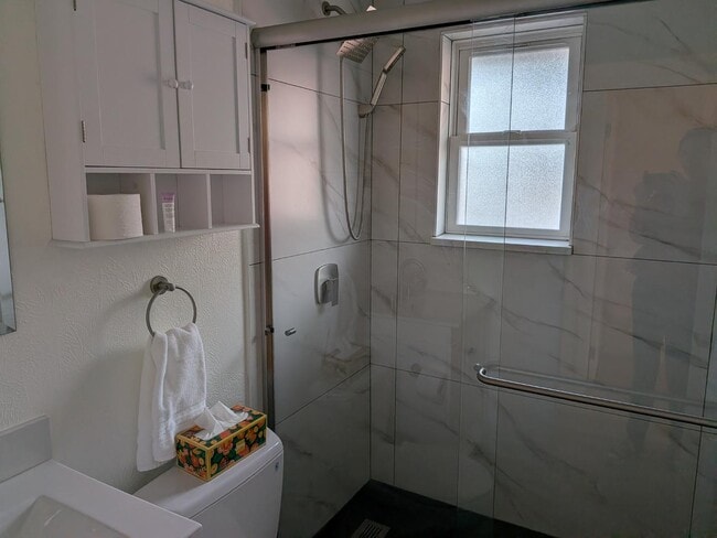 Building Photo - 425 Manhattan Dr