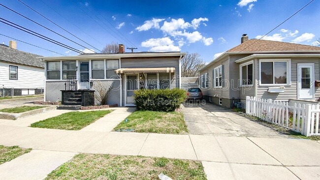 Building Photo - 230 Creve Coeur St