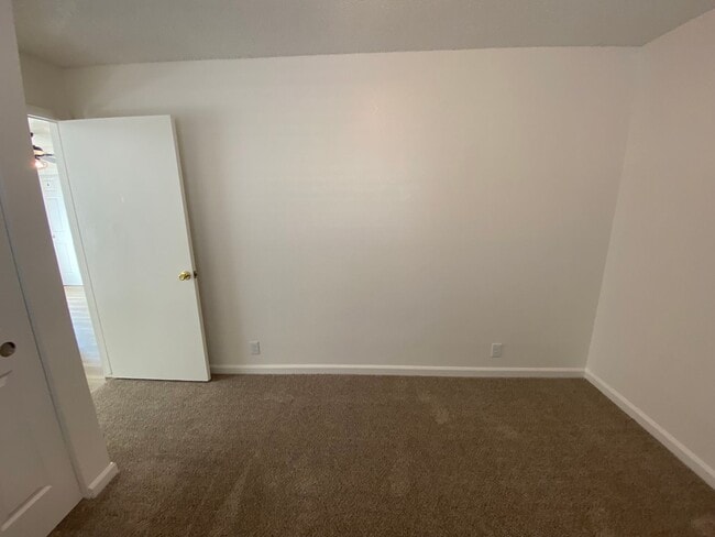 Building Photo - La Tierra Garden Apartment (29)