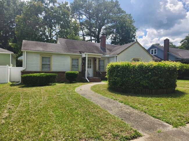 Building Photo - Charming 3-bedroom, 1.5-bathroom home located just a few blocks from Daffin Park