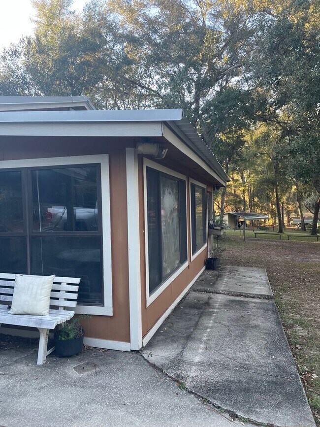 Building Photo - Beautiful 1Bedroom Bungalow next to Lake Hutchinson in Keystone Heights, FL