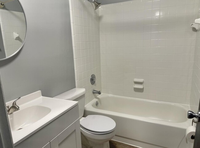 Building Photo - 101 Kingsway Ct