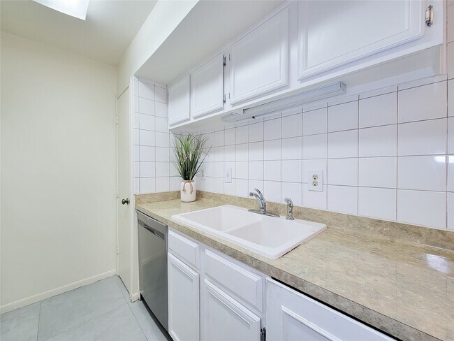 Building Photo - 1601 S Shepherd Dr