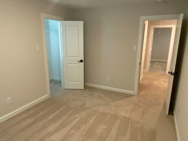 Building Photo - 2925 Floating Barque Dr