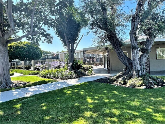 Building Photo - COSTA MESA 4BR/3BA TOWNHOME READY FOR MID-JULY OCCUPANCY