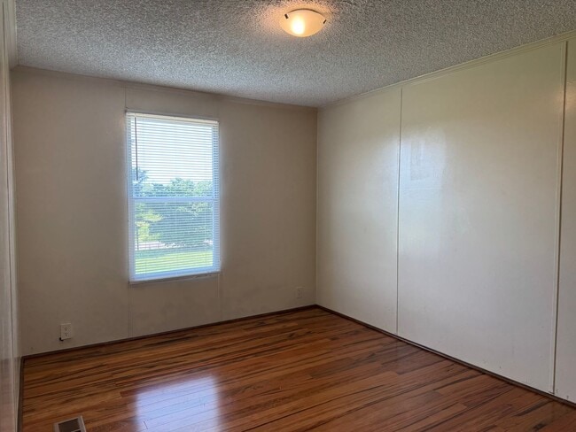 Building Photo - Three Bedroom Doublewide in Claremont