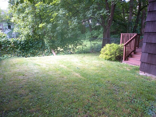 Building Photo - AVAILABLE 7/1/26 - Beautiful 5 Bedroom Sin...