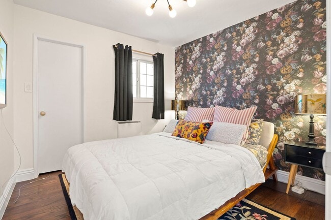 Building Photo - Ventura | Pierpont | 4 Bedroom + 3 Bathroom