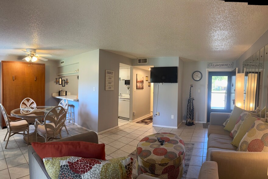 Building Photo - 4215 E Bay Dr