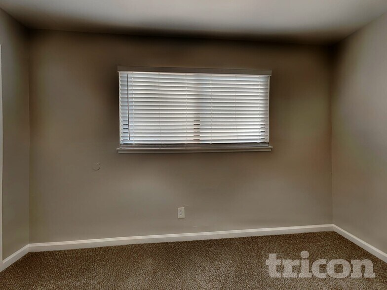 Building Photo - 1613 James St