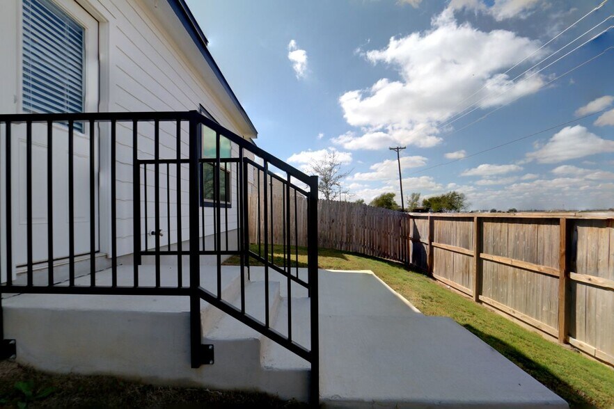 Building Photo - 2091 Olivia Dr