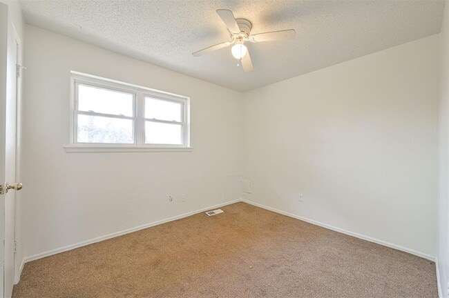 Building Photo - 421 Meadow Lake Dr