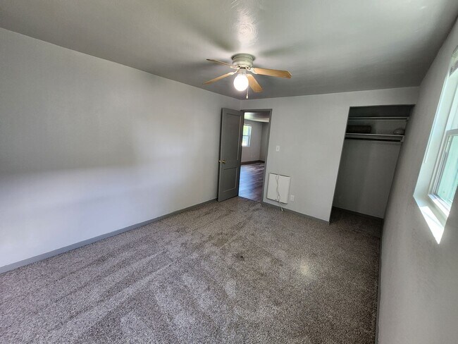 Building Photo - 503 Monroe St