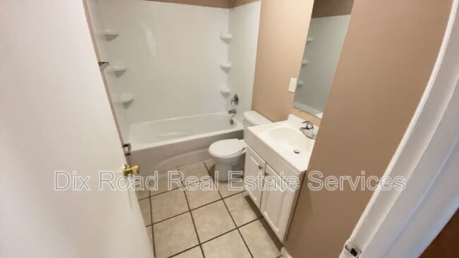 Building Photo - 921 Millikin St