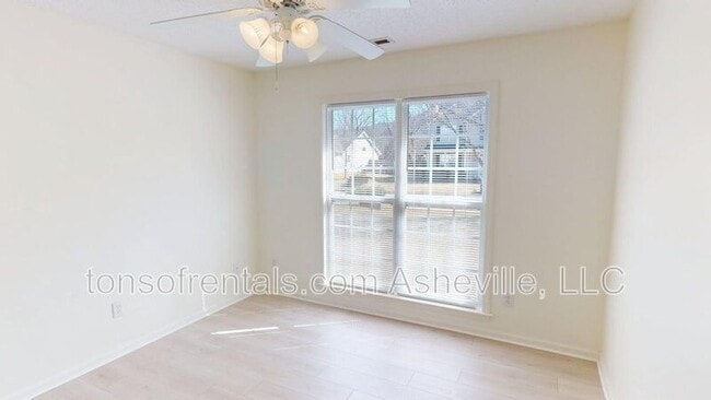 Building Photo - 342 Meadow Pathway Dr