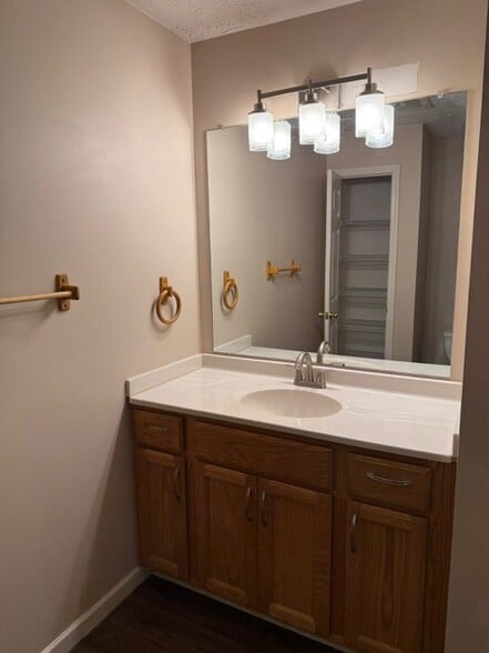 Building Photo - 14829 Lenox Dr