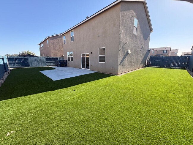 Building Photo - Beautiful Home for rent in Hanford, Ca